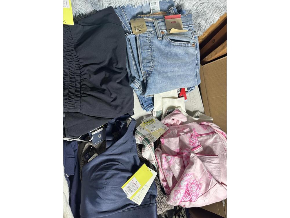 20 Pc Women’s Clothing Lot NWT Target Sizes S-XL Sweaters Jeans Boutique Resell - Picture 4 of 8
